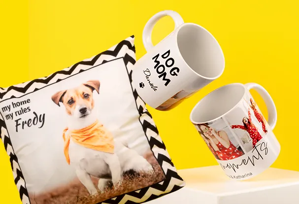 Exklusive Geschenkideen zuerst im ORWO Newsletter entdecken Zwei Fototassen mit den Aufdrucken „Dog mom“ und „Best Moments“, daneben ein Kissen mit großem Hundebild.