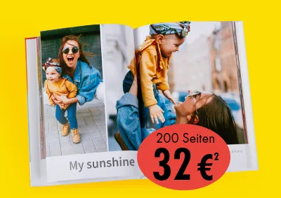 Aufgeschlagenes ORWO Fotobuch mit Mutter und Kind auf großformatigen Seiten sowie Preisaktion für 200 Seiten auf blauem Hintergrund