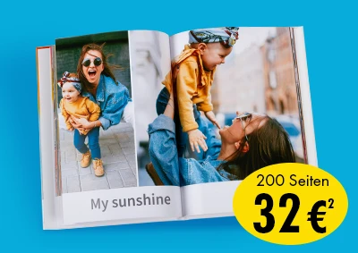 ORWO Fotobuch im Hochformat mit Urlaubsfoto von einem Paar am Strand sowie Preisaktion für 100 Seiten auf rotem Hintergrund