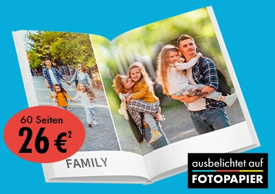 Aufgeschlagenes ORWO Fotobuch mit großformatigen Familienfotos einer Familie beim Spaziergang und innigen Momenten, gedruckt auf Fotopapier vor gelbem Hintergrund