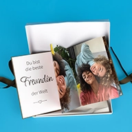 myLeporello als in Leinwand gebundener Bildband mit Spruch „Du bist die beste Freundin der Welt“ und emotionalen Fotos von zwei Freundinnen. In vielen Farben.