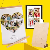 Fotozubehör von ORWO mit Posterleiste, Holzaufsteller und gerahmtem Bild auf gelbem Hintergrund.