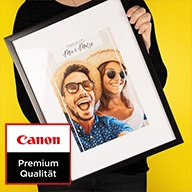 Hochwertiger Druck in Canon HD-Qualität zeigt ein Paar im Urlaub. Dieses HD-Bild befindet mit einem edlem, weißen Passepartout im schwarzem Rahmen mit Echtglas.