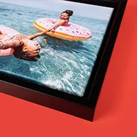 Detailansicht eines Wandbilds mit Foto im schwarzen Schattenfugenrahmen – hochwertige Rahmung für Leinwandbilder von ORWO.