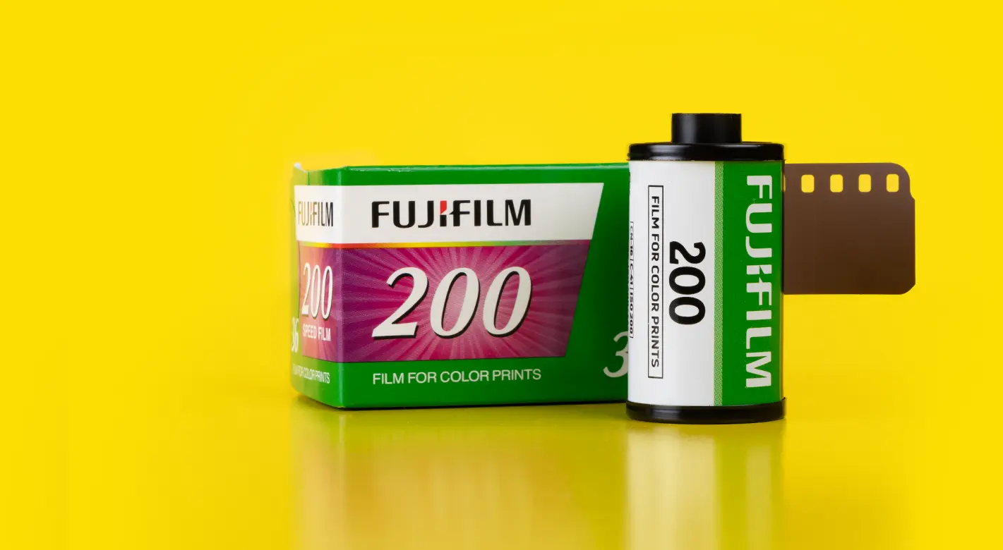 Eine Rolle Fuji Kleinbildfilm (200 ISO) neben der originalen Verpackung – bereit zum Fotografieren und Entwickeln.