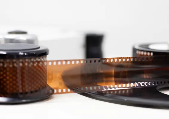 Analoge Fotografie bei ORWO entwickeln wir noch selbst. Analoge Filmentwicklung bei ORWO. Der entwickelte Film läuft über zwei Spulen – bereit zur Weiterverarbeitung.