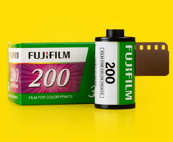 Der Fuji-Kleinbildfilm mit 36 Bildern und 200er ISO Die Magie beginnt hier. Dein 35 mm Fuji-Kleinbildfilm mit 36 Bildern wartet auf deine charmanten Vintage Fotos.