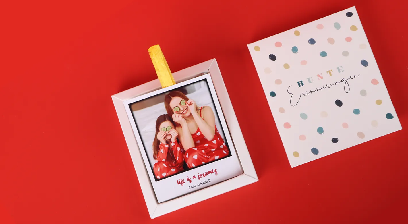 Retrofotos kreativ präsentieren: Entdecke unseren DIY-Tipp Verpacke deine Retrofotos mit der Fotobox von ORWO und gestalte ein echtes Kunstwerk