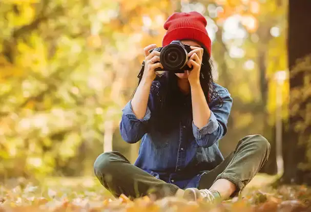 Statt Deko aus Kastanien zu machen, kannst du sie auch fotografieren. Hol dir Tipps zum Fotografieren im Herbst. 
