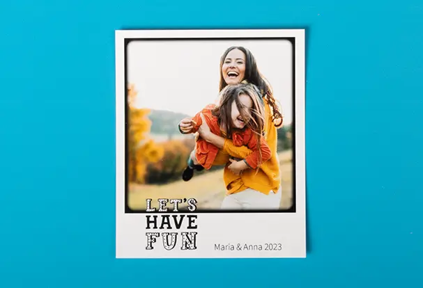 Bilderrahmen und Retro Fotos: Lass deine Handybilder im hippen Retro Look erstrahlen. Retro Foto mit den Maßen 8,9 x 10,6 cm. Dein Handyfoto mit dem klassischen Rahmen versehen, welcher im unteren Bereich viel Platz für Bildunterschriften oder Cliparts oder Sticker bietet.