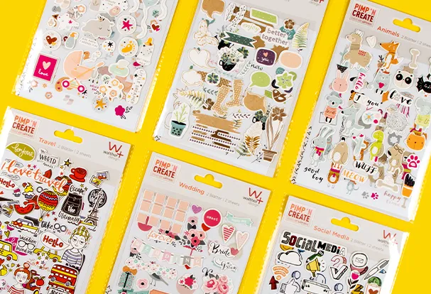 Sticker für dein Leporello, deine Fotoalben, zum Verschönern deiner Liebesbriefe. Nicht nur für dein Leporello – Hier findest du Sticker zu den Themen Reise, Baby, Hochzeit, süße Tiere, Social Media und viele mehr.