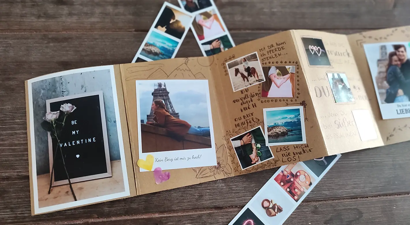 Teile deine liebsten Erinnerungen in einem persönlichen Leporello. DIY-Tipp: Selbst gebasteltes Leporello aus Kraft-Papier mit persönlichen Bildern, kleinen Zeichnungen, Stickern und mit handgeschriebenen Texten. Die perfekte Geschenkidee.