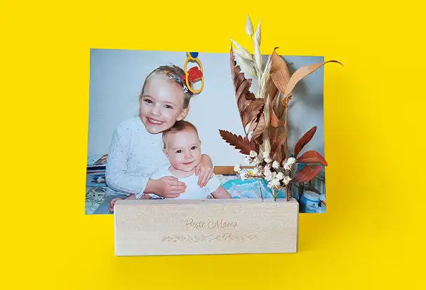 Fotoalbum für Paare und passender Fotoständer Als Geschenk zum Jahrestag eignet sich auch unser Holz-Fotohalter mit Trockenblumen.
