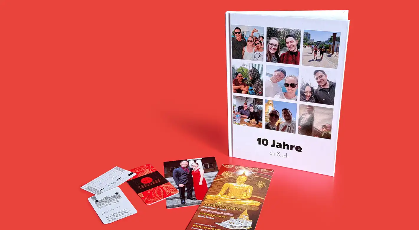 Fotobuch Jahrestag mit Andenken gestalten Ein Fotoalbum für Paare mit drum herumliegenden Tickets, Fotos und Broschüren.