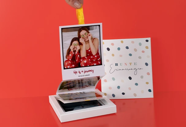 Fotogeschenke basteln: Entdecke unseren DIY-Tipp um Retrofotos kreativ zu präsentieren ORWO Retrofotos in einer Bilderbox als Leporello präsentiert.