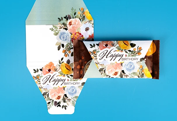 Fotogeschenke basteln geht auch mit Schokolade Fotogeschenke basteln und originell einpacken kann so einfach sein. Eine bunte, mit Blumen bedruckte und personalisierte Banderole für eine Tafel Schokolade zeigt deine Liebe zum Detail.