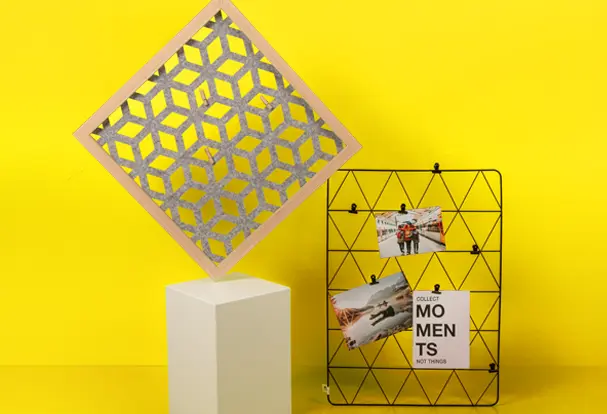 Zwei verschiedene Bildaufhängungen: Ein Metallwandgitter und eine Bilderwand aus Holz mit Filz-Gitter. Beide sind eine perfekte Ergänzung für das Fotohalter basteln und bieten Platz für Fotos, die mit Klammern befestigt sind.