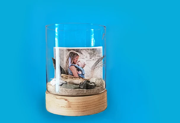 Geldgeschenk verpacken im Erinnerungsglas Ein Erinnerungsglas mit Foto, Sand und Stranddekoration, um ein Geldgeschenk zu verpacken.