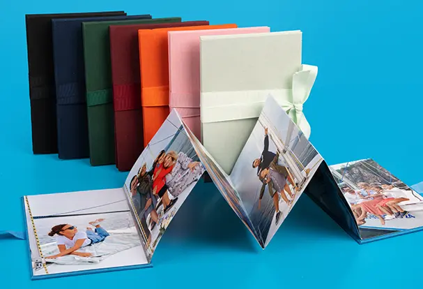 Geschenkpapier selbst gestalten zum myLeporello Verpacken Eine tolle Geschenkidee zu Weihnachten ist das myLeporello. Lass alle beim Auspacken über das selbst gestaltete Geschenkpapier staunen und überrasche deine Liebsten.
