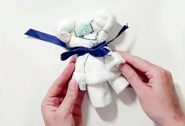 Handtuch Figuren basteln, Foto Handtuch, Anleitung Handtuch Figuren basteln und mit einem Foto Handtuch doppelt ueberraschen. Wir zeigen, wie es geht.
