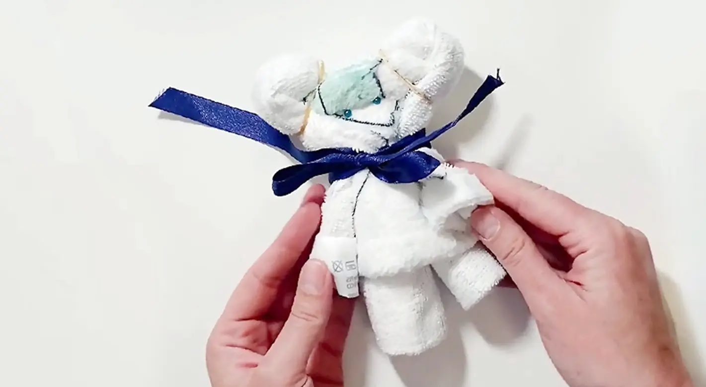 Handtuch Figuren, problemlos basteln, wundervolles Unikat Schoenes Handtuch Geschenk einfach selbst mit der Anleitung zu Hause machen. Sehen Sie hier eine kreative Origami-Technik. Kreieren Sie sie zusammen mit ORWO.