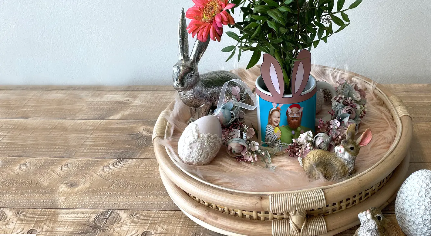 Hasenohren basteln als niedliches Geschenk zu Ostern Bereit für einen superniedlichen DIY-Tipp? Bei uns erfährst du, wie du ganz einfach deine eigenen Hasenohren basteln und damit deine Fototassen aufhübschen kannst.