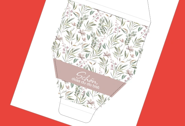 DIY-Bastelbogen „Florale Romantik“ – Luftig leicht lässt sich so Schokolade verpacken. Altrosa und bedecktes Grün geben diesem Blumenmuster einen besonderen, romantischen Look. Die Aufschrift „Schön, dass du da bist“ lässt dein Gastgeschenk für sich sprechen. Also: Schokolade verpacken und Romantik entfachen.
