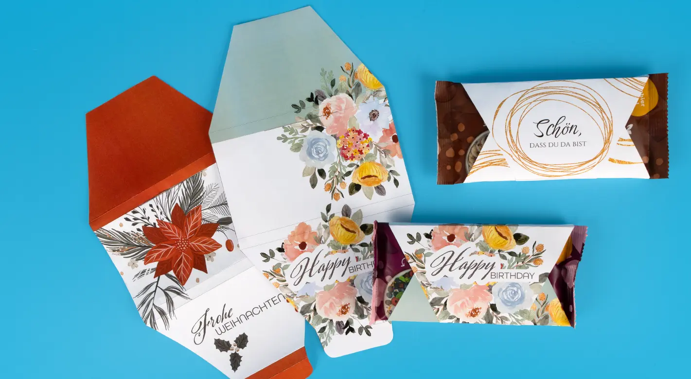 Schokolade verpacken: Stilvolle DIY-Ideen zum Verschenken. ORWO zeigt dir weihnachtliche und blumige Bastelbögen, welche zum Ausdrucken bereit stehen, um Schokolade zu verpacken.