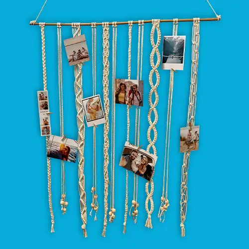 Urlaubsfotos in Szene setzen: Makramee-Fotowand Eine DIY-Makramee-Fotowand ist eine tolle Idee, um deine Urlaubsfotos in Szene zu setzen.