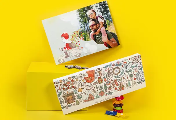 Ein Weihnachtskalender mit einem festlichen Design, gefüllt mit Schokolade. Auf dem Kalender sind persönliche Fotos abgebildet, die eine individuelle Note verleihen. Der Kalender kombiniert die süße Vorfreude auf Weihnachten mit liebevollen Erinnerungen, die durch die eigenen Bilder zum Leben erweckt werden.