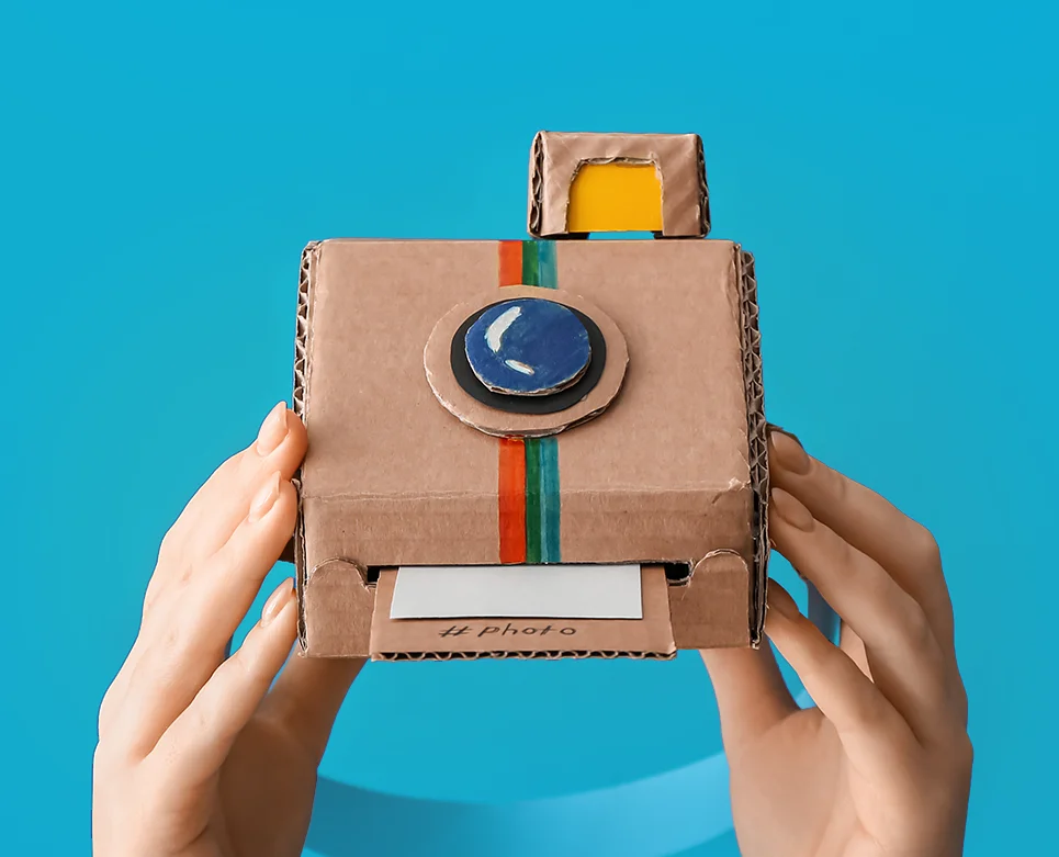 Entdecke unsere kreativen Tipps für spannende Fotoprojkete! Fotogeschenke so kreativ, wie die gebaute Kamera im Polaroid Stil