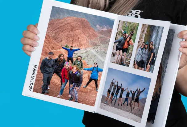 Fotobuch Layout-Ideen – Gruppenreise-Seite Eine Fotobuch-Doppelseite präsentiert eine Gruppenreise mit großem Hauptfoto und mehreren kleineren Bildern im Layout.