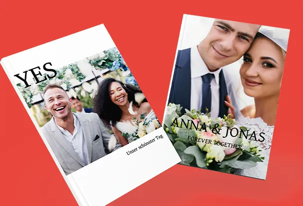 Zwei Hochzeitsfotobücher mit Brautpaar auf dem Cover und personalisierten Titeln als Inspiration für kreative Fotobuch-Tipps