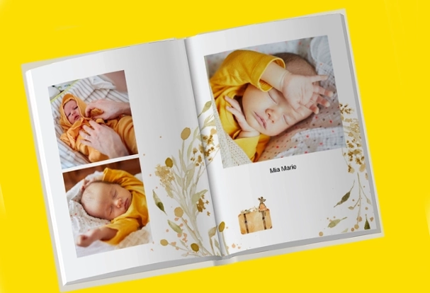 Babyfotojahrbuch mit liebevollen Bildern und Illustrationen Geöffnetes Babyfotobuch mit Maus-Illustration und drei Babybildern, gelber Hintergrund.