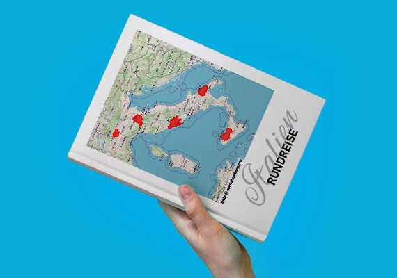 Italien Rundreise im personalisierten Gruppenreise-Fotobuch mit markierten Orten auf der Karte.