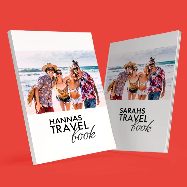 Reiseerinnerungen teilen & gestalten – individuelle Gruppenreise-Fotobücher für Freunde Zwei personalisierte Reisebücher mit Fotos einer Strandgruppe als Gruppenreise-Fotobuch.