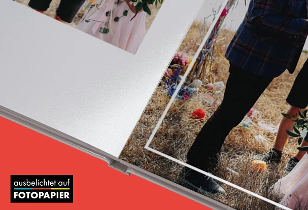 Hochzeitsfotobuch auf Fotopapier mit brillanter Druckqualität gestalten Detailaufnahme eines Hochzeitsfotobuchs auf echtem Fotopapier mit sichtbarer Bindung und hochwertigem Druck