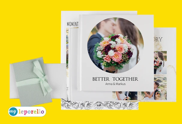 Hochzeitsfotoalbum stilvoll gestalten und persönliche Erinnerungen festhalten Hochwertiges Hochzeitsfotoalbum und Leporello Fotobuch mit Blumenmotiv und Geschenkverpackung auf gelbem Hintergrund