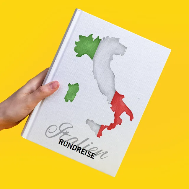 Landkarten im Album – kreative Gestaltungsideen für Reisebücher Individuelles Reisealbum Italien mit Landkarten im Album und Cover mit Landesfarben gestaltet.