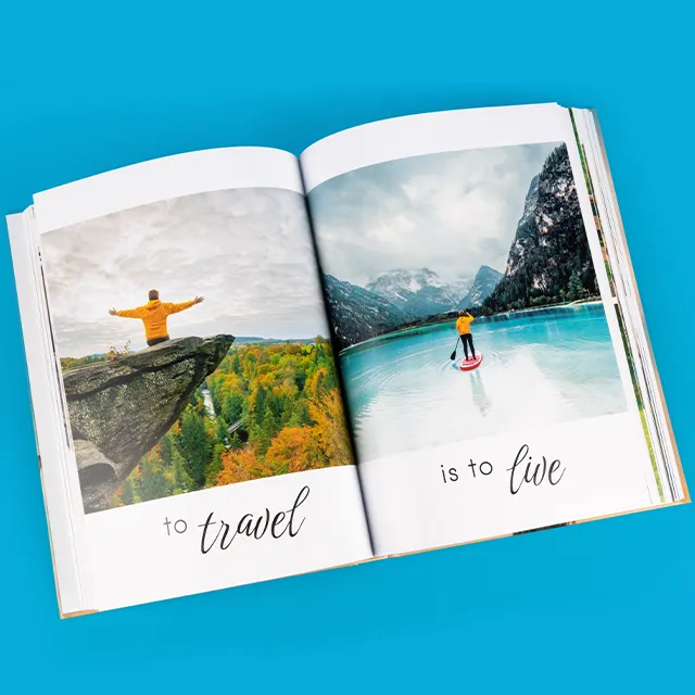 Landkarten im Album – kreative Fotobücher mit Reisebildern und Zitaten gestalten Atemberaubende Naturaufnahmen im Fotobuch mit Reisesprüchen und Landkarten im Album kombiniert.