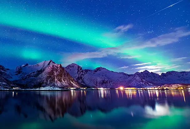 Praktsiche Fotografie Tipps für zeitlos faszinierende Bilder mit Langzeitbelichtung. Magische Polarlichter in der Dämmerung, kunstvoll eingefangen durch Langzeitbelichtung. Belichtungszeit Kamera einstellen ist Grundvoraussetzung für solch faszinierende Aufnahmen.