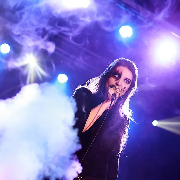 Nebel, blau-violettes Licht, eine stark geschminkte Sängerin am Mikrofon. Konzertfotos leben von Lichtstimmung und Emotion. ORWO gibt Tipps beides festzuhalten.