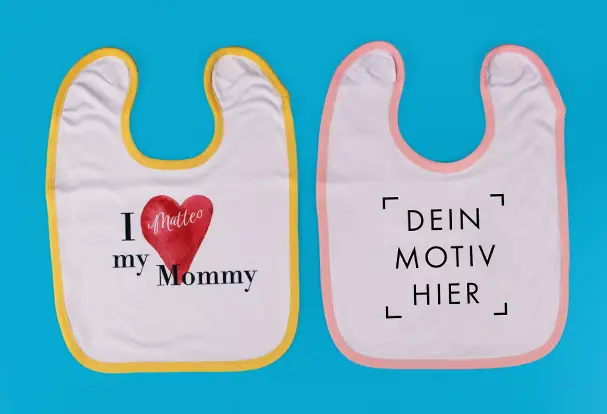 Als Mitbringsel für Babys kannst du bei ORWO Lätzchen mit niedlichen Motiven und Namen gestalten. Dabei kannst du aus verschiedenen Farben für die Lätzchen wählen.