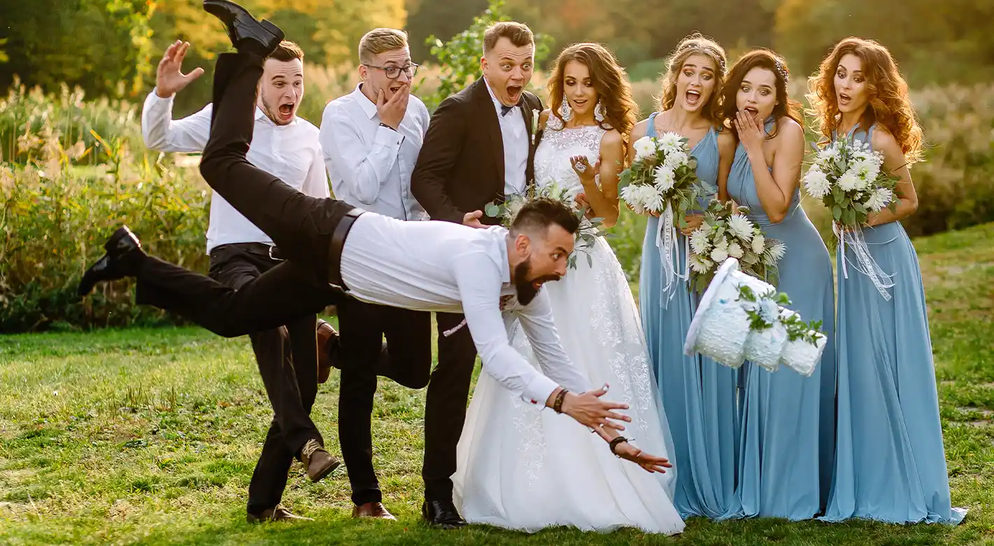 Fotogeschenke Hochzeit: Unvergessliche Momente beim Hochzeitsfest Die Hochzeitsgesellschaft versammelt sich um das Brautpaar, flankiert von jeweils drei Trauzeuginnen und drei Trauzeugen auf beiden Seiten. Während des feierlichen Moments stolpert ein Trauzeuge, und die Hochzeitstorte fällt ihm aus der Hand – ein unvergesslicher, humorvoller Moment. Ein ideales Foto für Fotogeschenke zur Hochzeit.