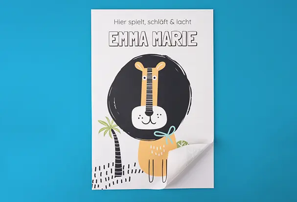 Verwandle mit selbstklebenden Postern mit Kindermotiven von ORWO das Kinderzimmer in eine Fantasielandschaft Selbstklebende Poster mit lustig bunten Kindermotiven verzieren das Kinderzimmer