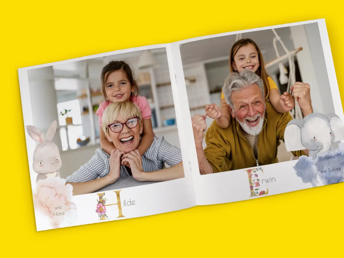 Gestalte dein persönliches Fotoheft bei ORWO Aufgeschlagenes Fotoheft mit fröhlichen Fotos von kleinen Mädchen mit Tante und Onkel