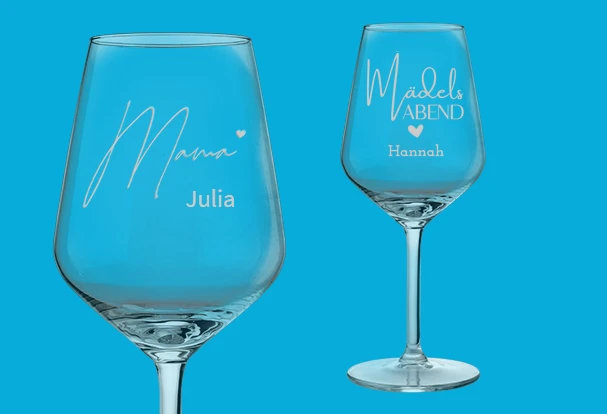 Gravierte Gläser für Mama Zwei gravierte Weingläser mit Namen und liebevollen Botschaften als elegantes und persönliches Fotogeschenk zum Muttertag für besondere Momente