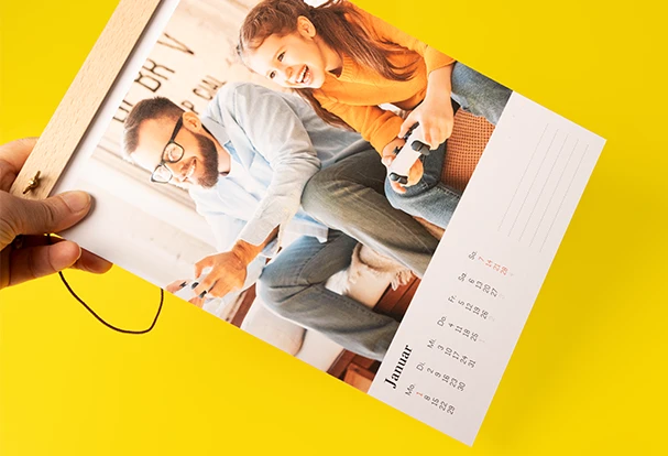 Fotokalender für Mama Personalisierter Fotokalender mit Familienfoto von Mutter und Kind beim gemeinsamen Spielen als praktisches und persönliches Fotogeschenk zum Muttertag für das ganze Jahr