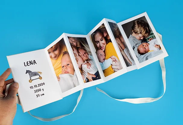 Kreatives Leporello für Mama Leporello-Fotobuch mit Babyfotos und Geburtsdaten als kreatives und persönliches Fotogeschenk zum Muttertag mit besonderem Erinnerungswert