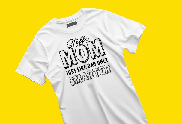 Personalisiertes T-Shirt Bedrucktes T-Shirt mit personalisiertem Namen und humorvollem Spruch als kreatives und individuelles Fotogeschenk zum Muttertag zum Verschenken